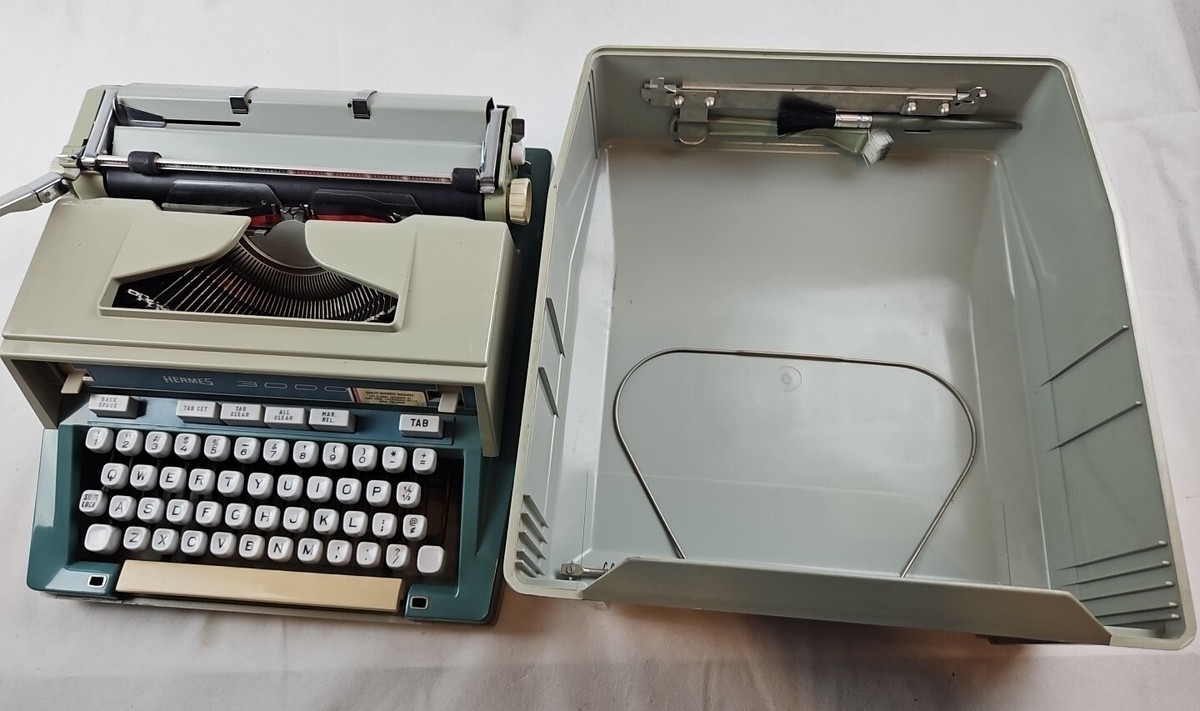 VINTAGE TYPEWRITER HERMES 3000 1971 Serial 7134104 Green VINTAGE TYPEWRITER HERMES 3000 1971 Serial 7134104 Green