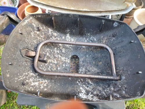 Medium Weber Q Portable BBQ LPG gas with cover & stand, working condition - Picture 13 of 16