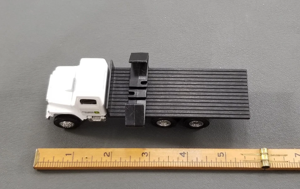 Vintage Ertl 1:64 IH international 10 wheel flatbed farm JOHN DEERE - Image 3 of 4