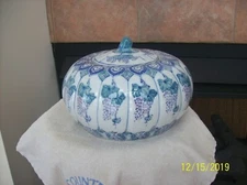 Oriental Vintage Grape Pattern Porcelain Ceramic Covered Pumkin Ginger Bowl