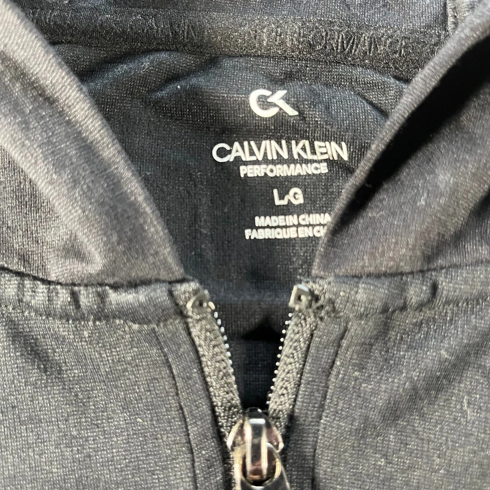 Jeans Calvin Klein preto corta-vento com logotipo branco - Imagem 3 de 4