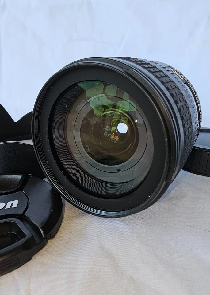 Nikon AF-S DX Nikkor 18-70mm f/3.5-4.5 G ED IF AF Lens {67} with Caps - Image 3 of 4