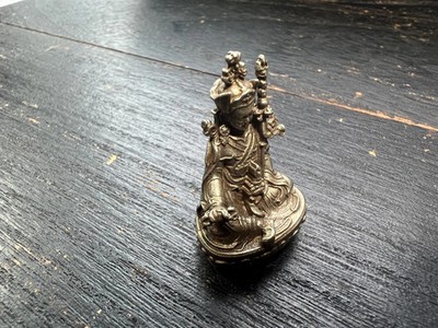 Handgefertigte Miniaturstatue Guru Rinpoche (Padmasambhava) aus weißer Bronze...