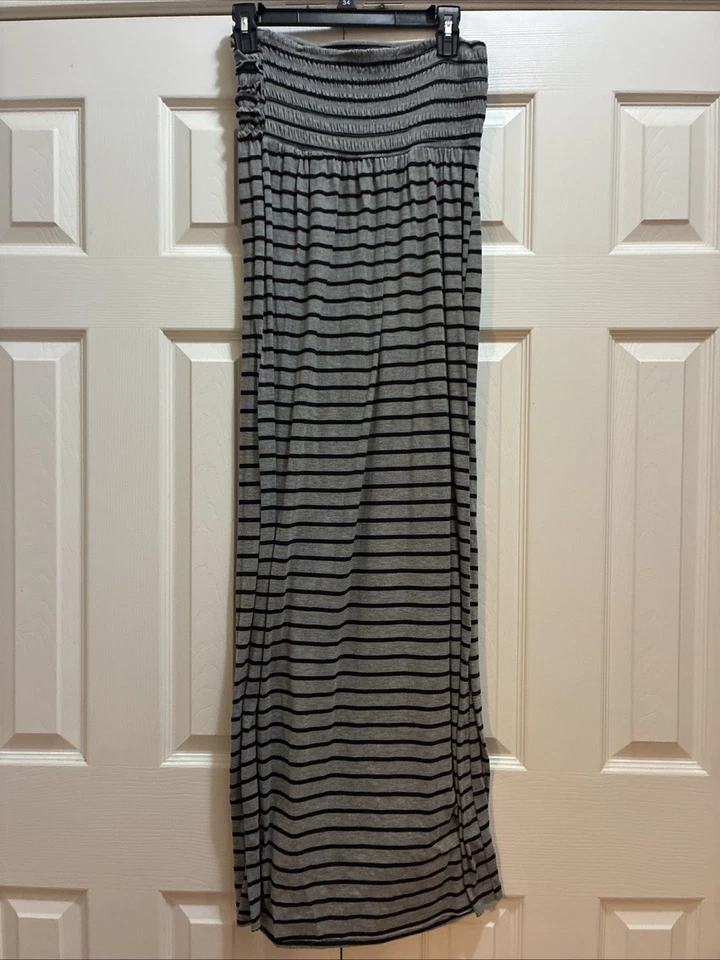 Maxi Vestido Para Mujer Xhilaration Talla Mediana, Sin Mangas Volantes Gris Negro Rayas Foto 3 de 4