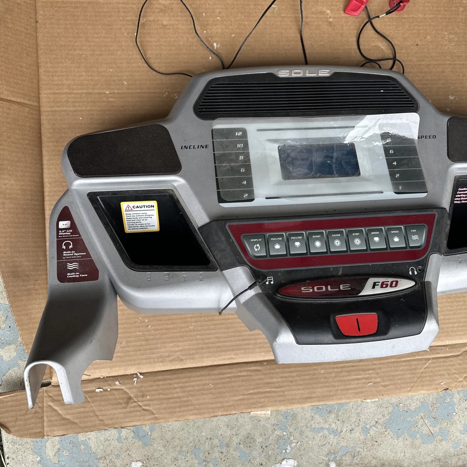 Conjunto de consola de exhibición de cinta de correr Sole Fitness F60 560012 RZ4YT007A-20 con llave Foto 2 de 4