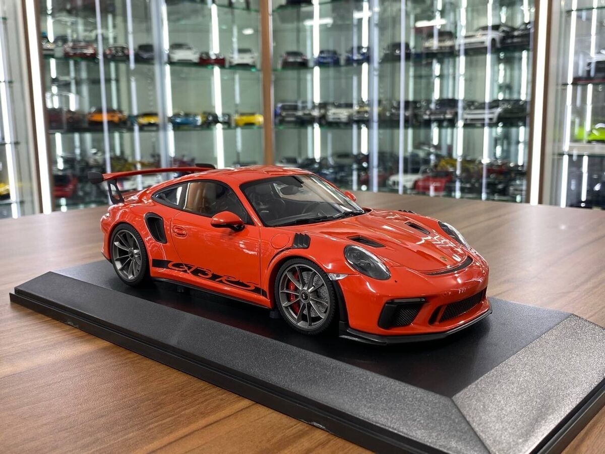 【MINICHAMPS】1/18 Porsche 911GT3RS Orange 1:18 Diecast - Porsche 911 GT3 RS 2019 by Minichamps Orange