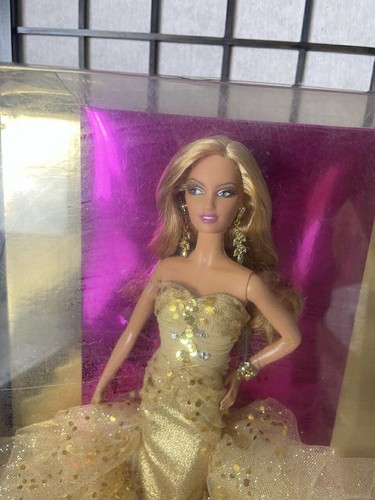 Muñeca Barbie 50 Aniversario 2008 Mattel Robert Mejor Diseñador Etiqueta Rosa Nuevo en Caja - Imagen 3 de 6