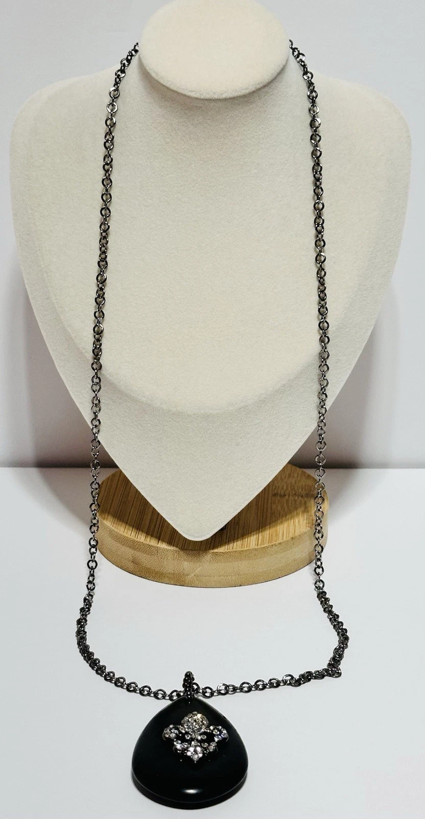 VETEMENTS Collana tono argento firmata Cg ciondolo pietra nera strass Fleur De Lis 30 pollici