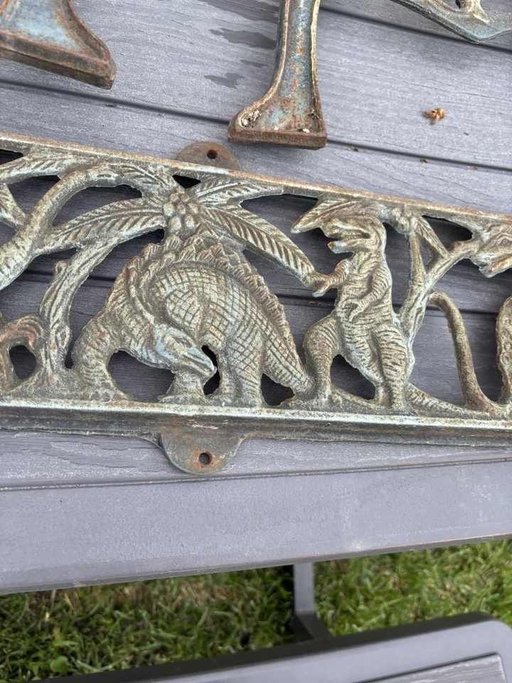 RARO Y DIFÍCIL DE ENCONTRAR Banco Infantil Dinosaurios Hierro Fundido De Colección Parte Trasera y Laterales Foto 3 de 4