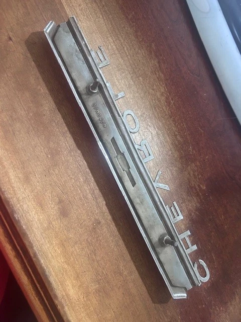 Chevrolet Chevy II 1963 emblema de maletero vintage OEM estado original Foto 2 de 2