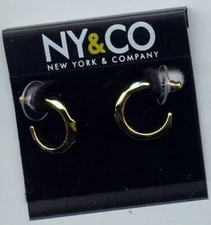 1 PAIR "NY & CO." GOLD HAMMERED HOOP LOOP EARRINGS ON RETAIL CARD T188