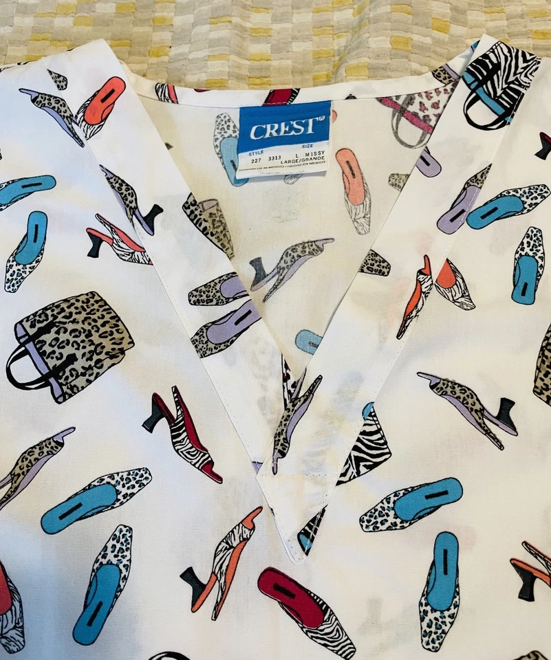 Crest Fashion Scrub Top Purses Lipstick Heels Print V-Neck L Missy Preowned VG - Image 2 of 4