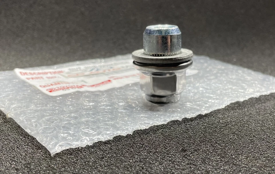 17-22 LEXUS RX450H TUERCA DE RUEDA DE ALEACIÓN CROMADA CON ARANDELA CANTIDAD 1 OEM NUEVO Foto 3 de 4