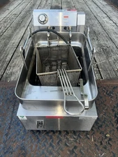 Wells 5E-F15CY 15 lb. Electric Countertop Fryer - 208-240V, 4319/5750W N