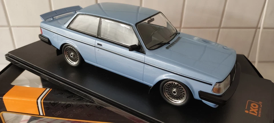 1:18 IXO - Volvo 240 Turbo "Custom" 1985 - Ovp - Sammlungsauflösung - Bild 2 von 4