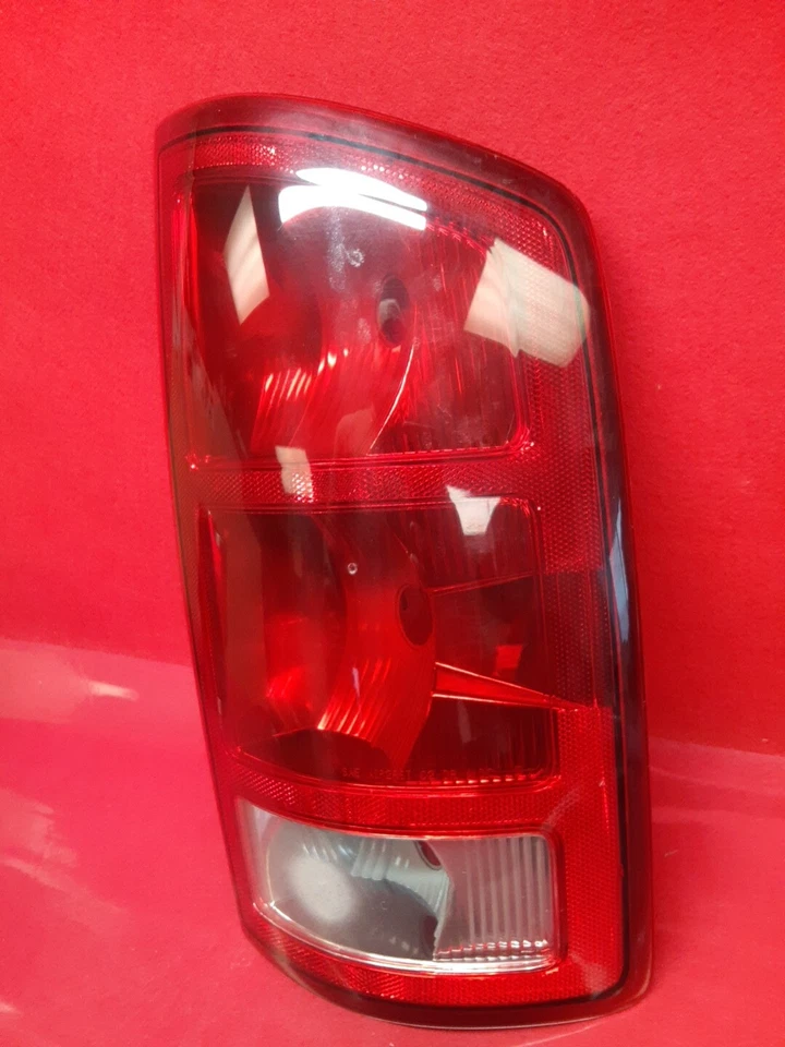 Luz trasera derecha pasajero Mopar Dodge Ram 1500/500/3500 2002-2006 Foto 3 de 4