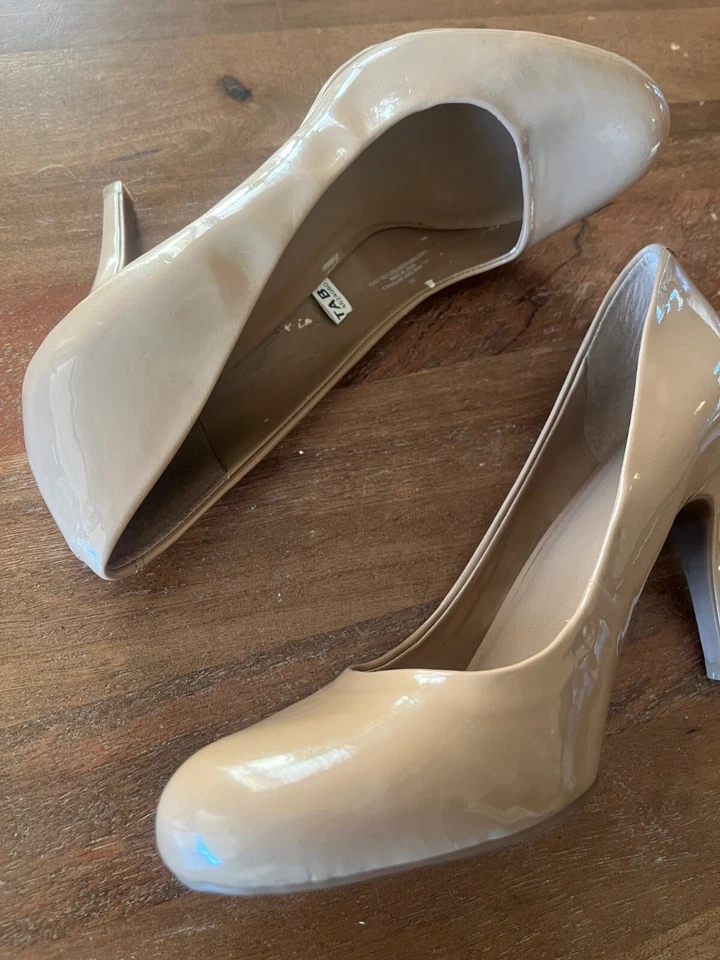 Zapatos de salón Mossimo beige nude 4" tacón de aguja 9,5 punta redonda imitación charol Foto 4 de 4