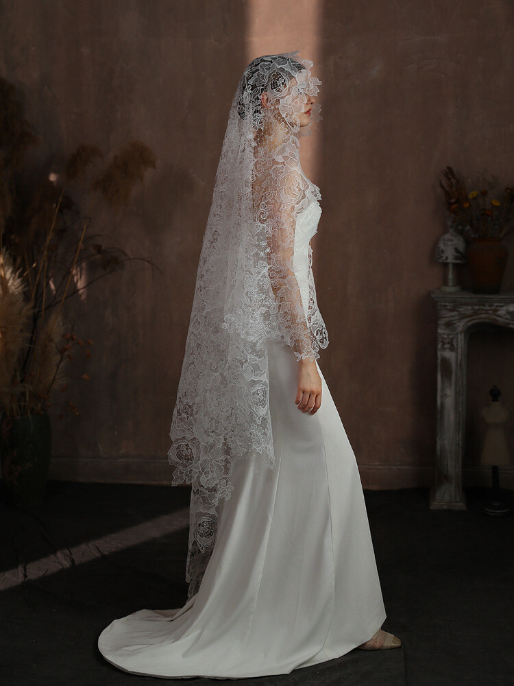 Elegant Bridal Veil Single Layer Light Ivory Lace Bridal  display picture 2