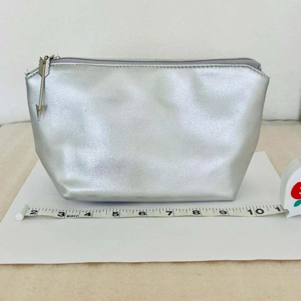 NUEVO Bolso de Maquillaje Cosmético Lancome Plateado Espacioso Foto 4 de 4