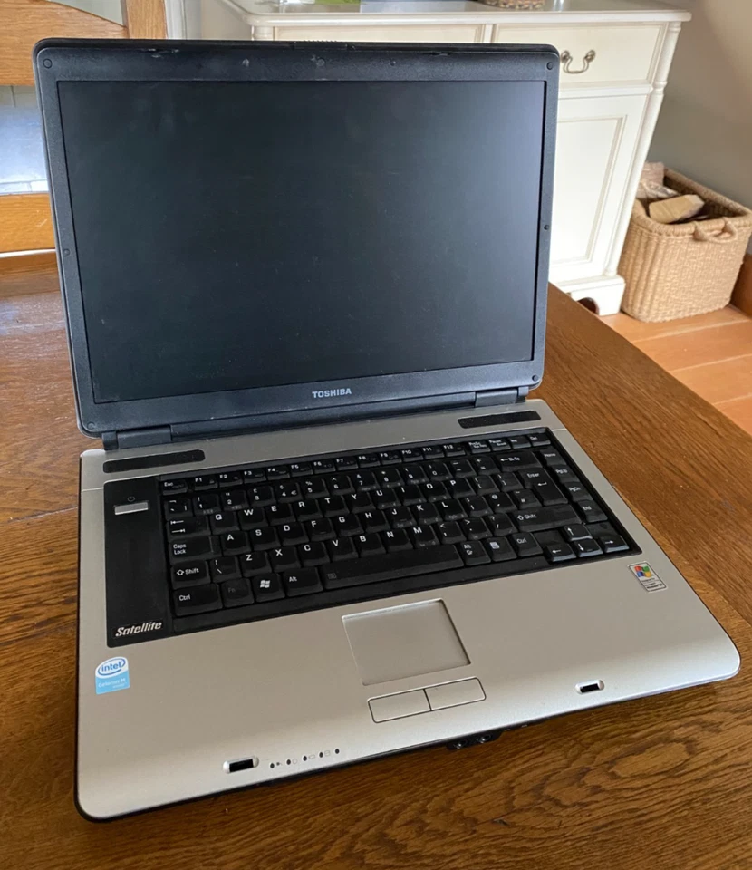 Toshiba Satellite A100 - 521 15.4" Laptop Computer - Windows XP - Image 2 of 4