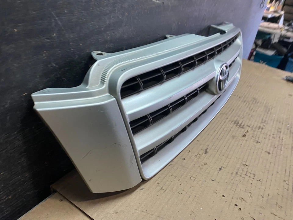 2001 to 2003 Toyota Highlander Front Upper Grille Grill With Emblem OEM v2482 DG - Image 3 of 4