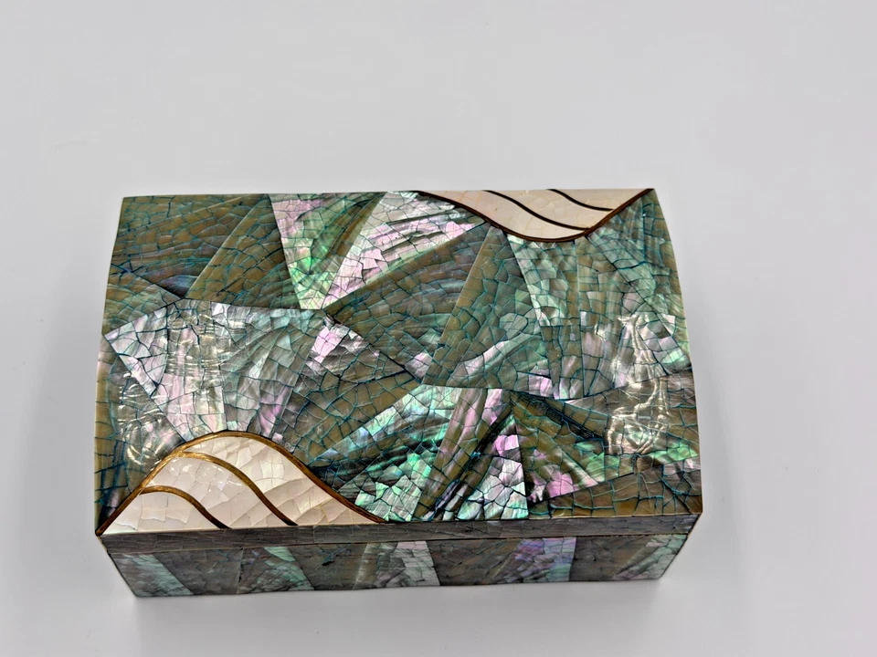 MOTHER OF PEARL MOSAIC INLAY JEWELRY TRINKET BOX GREEN WHITE  IRIDESCENT VINTAGE - Image 2 of 4