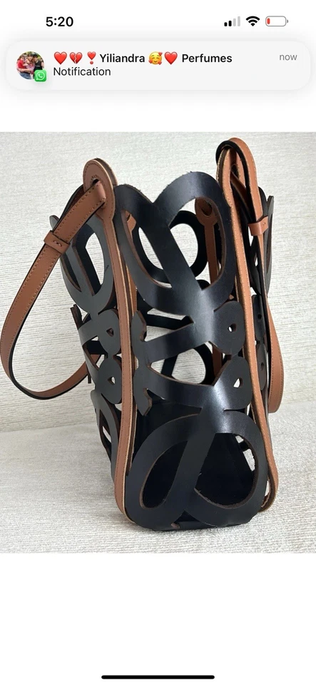 Bolso de Mano Loewe Piel de Becerro Anagrama Recortado en Negro Marrón Oscuro Serie: 652128 Foto 2 de 4