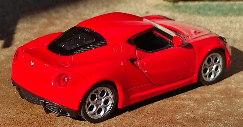 1/34 ALFA ROMEO 4C 4 C Voiture Miniature collection jouet Neuve italienne  - Photo 4/4