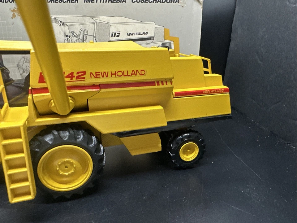NZG #269 SPERRY NEW HOLLAND TF42 COMBINE 1/42 Scale W/ Box Made In GERMANY READ - Image 4 of 4