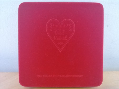 Offizielles rotes Samt Yeri SMTOWN 4. Jubiläum Pin/Abzeichen Set - Coex KPOP SELTEN - Bild 8 von 12