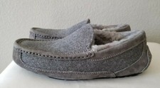 New UGG men ascot fully lined slippers. sz7. RT 109.