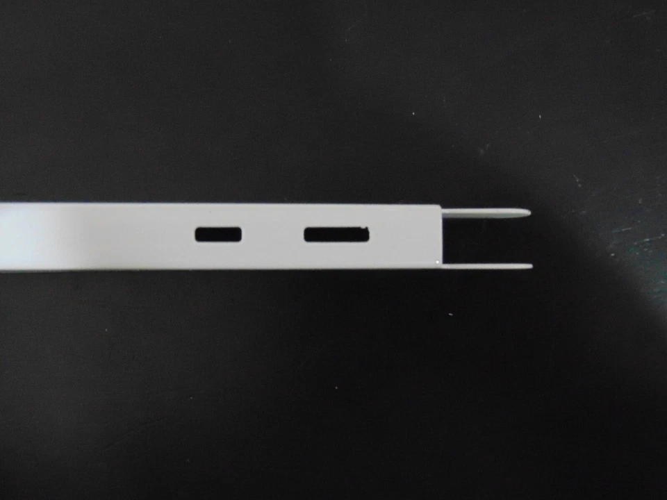 LOTE DE 4 Rubbermaid 12.5” Soporte de Estante Doble Ranura Colgante Configuración Armario Foto 2 de 4