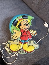 Disney – Wandlampe mit Micky Mouse im Regen mit Regenschirm