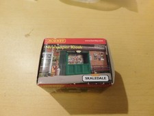 Hornby Skaledale Newspaper Kiosk, boxed, in good playworn condition