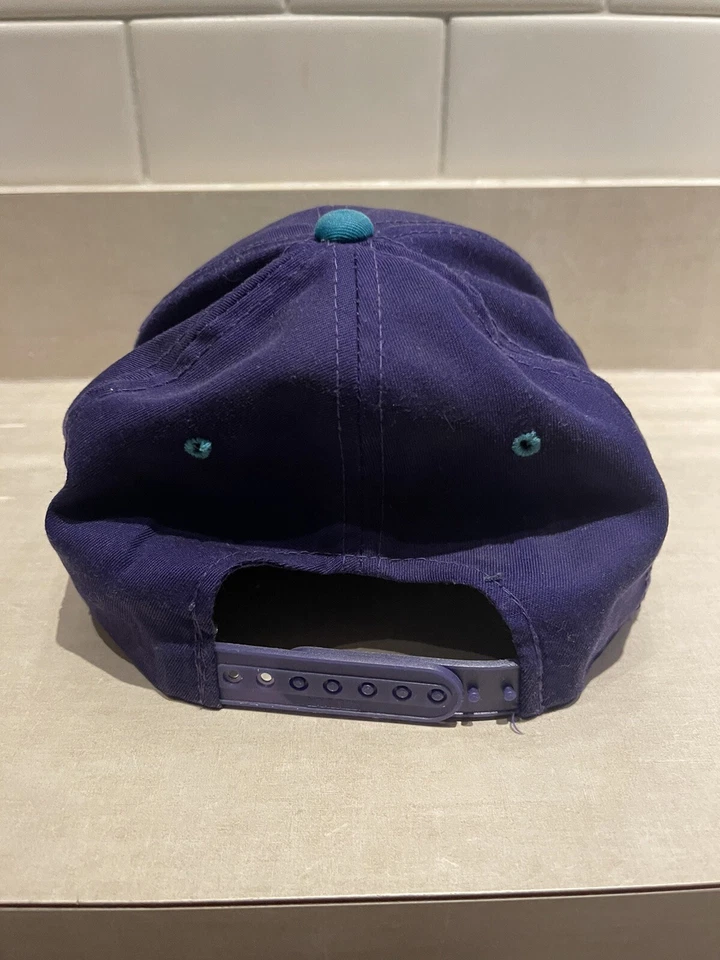 Chapéu Youngan vintage Charlotte Hornets snapback Company tamanho único serve para todos - Imagem 2 de 4