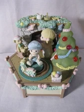 Moving Light-up Enesco Precious Moments Wind-up Music Box 'Home for the Holiday'