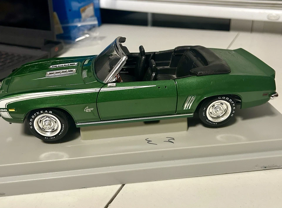 ERTL American Muscle 1:18 1969 Chevy CAMARO SS/RS 396 Green Convertible - Image 3 of 4