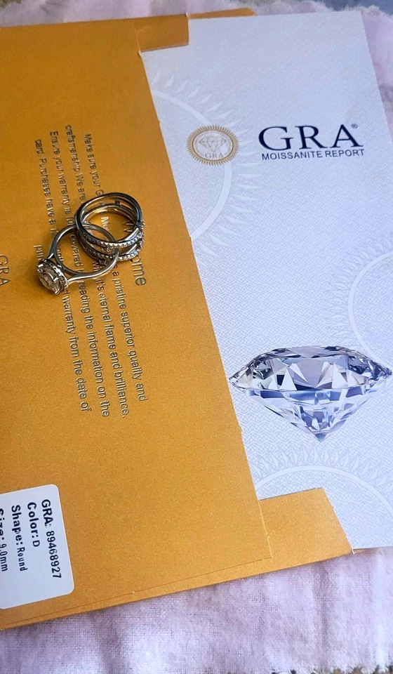 Juego de anillos de compromiso nupcial Halo Moissanite con vástago cruzado potenciador Foto 3 de 4
