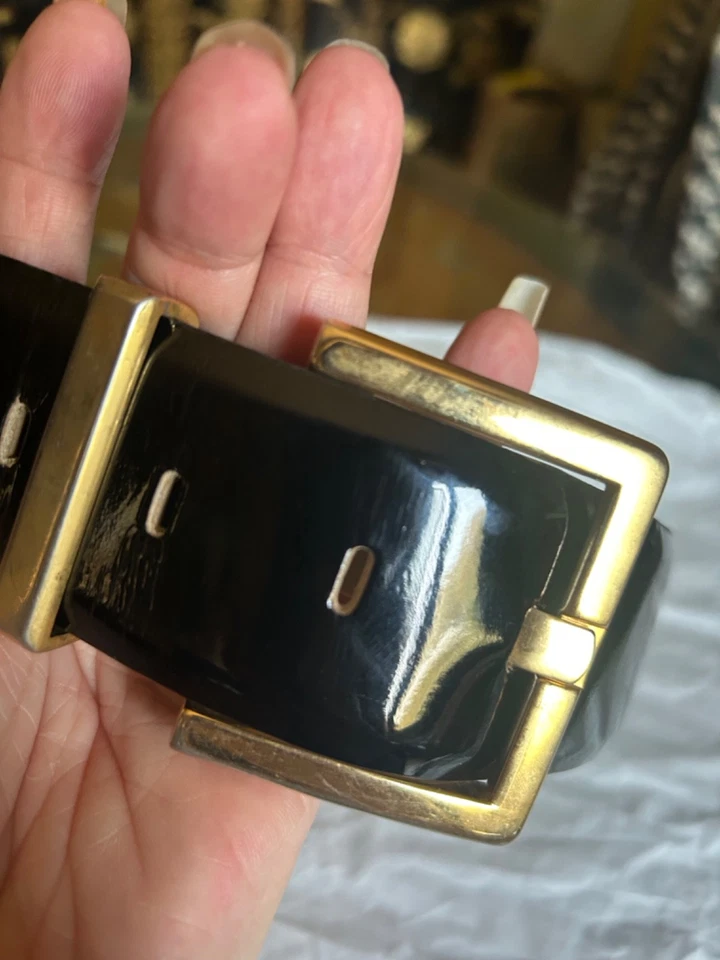 Cinturón ancho con hebilla dorada charol negro de colección M Preppy formal años 80’s Foto 4 de 4