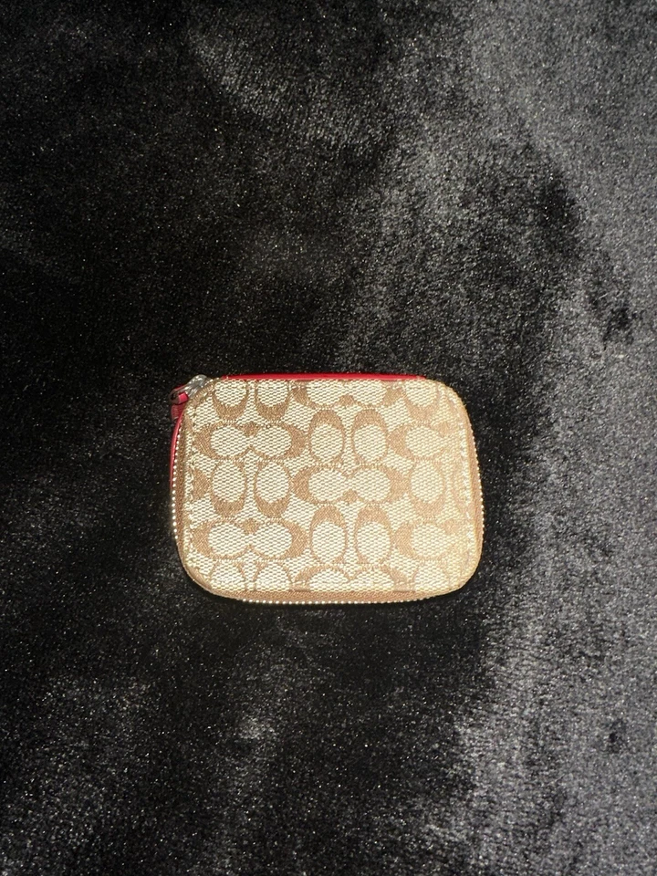 Estuche Triple Pastillero COACH Caqui con Borde Rosa  Foto 2 de 4