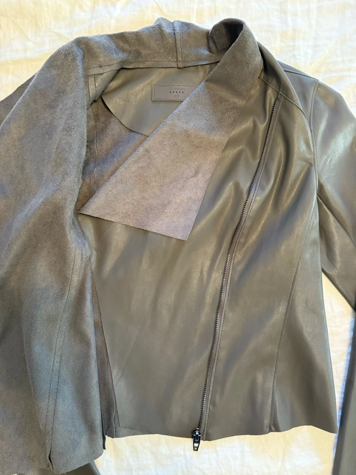 Chaqueta de moto en blanco NYC talla mediana gris imitación gamuza cuero drapeado cremallera asimétrica Foto 3 de 4