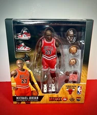 2020 Medicom Toy MAFEX MICHAEL JORDAN (Chicago Bulls No. 100) Collectible Figure