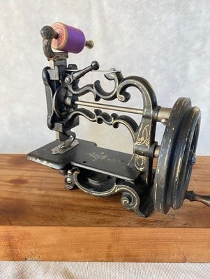 TOP Antike Nähmaschine CHAS RAYMOND Wanzer Howe Peugeot Singer