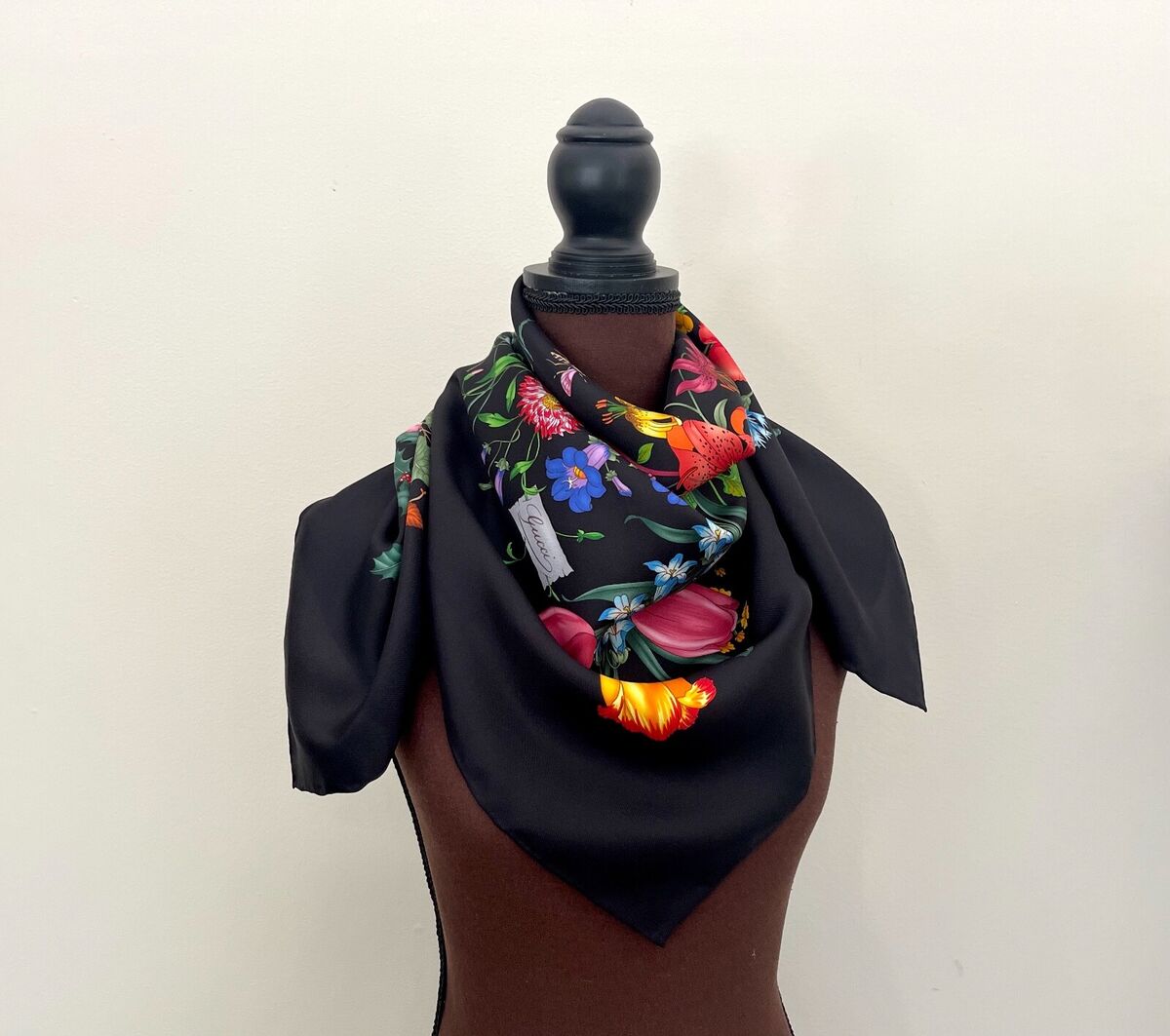 New Gucci Scarf Flora Print Logo Black Multicolor Silk Wrap New Gucci Scarf Flora Print Logo Black Multicolor Silk Wrap