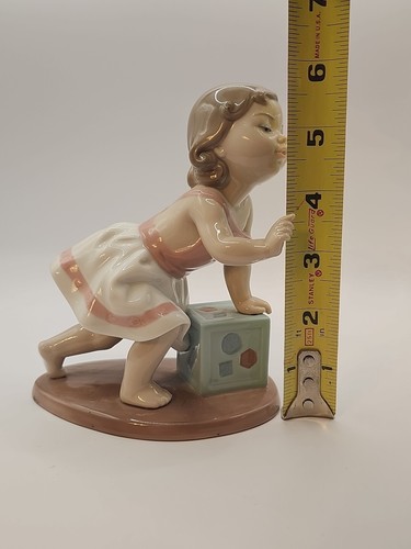 Figura de porcelana LLADRO #6428 - MI PRIMER PASO bebé niña en un bloque - Imagen 12 de 13
