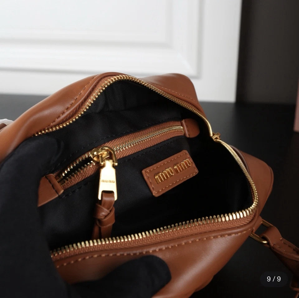 Bolso Miu Miu Arcadie Regular con Asa Superior Cuero Napa Matelassé Marrón Caramelo Foto 4 de 4