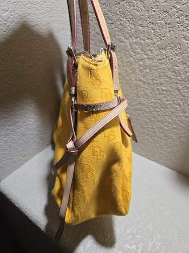 Bolso de Mano Dooney & Bourke Dahlia AMARILLO de Lona y Cuero - Imagen 7 de 9