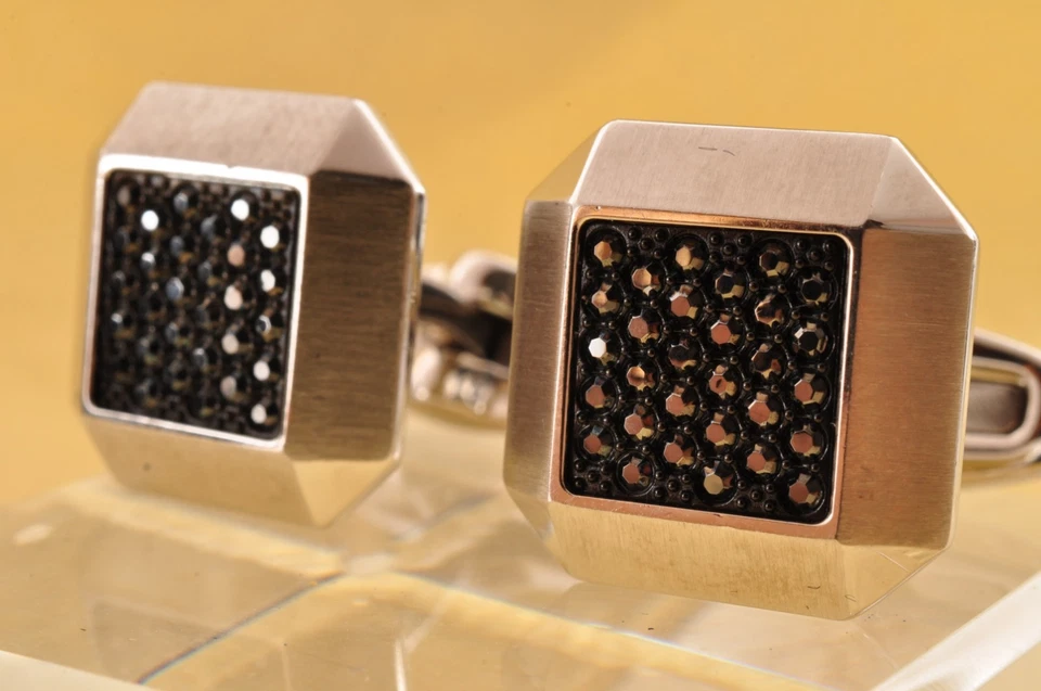 Gemelos y clip de corbata "SWAROVSKI", color plata y negro con paquete de marca. Foto 2 de 4