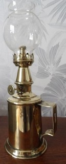 Véritable lampe pigeon. Hauteur 18 cm. COMPLETE AVEC MECHE ET VERRE