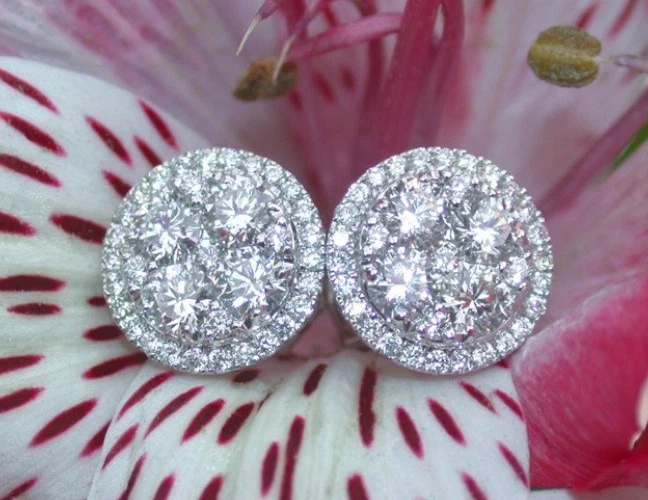 Aretes con racimo de diamantes cultivados en laboratorio VS1/G de corte redondo de 2,00 quilates de oro blanco de 14 k Foto 2 de 4